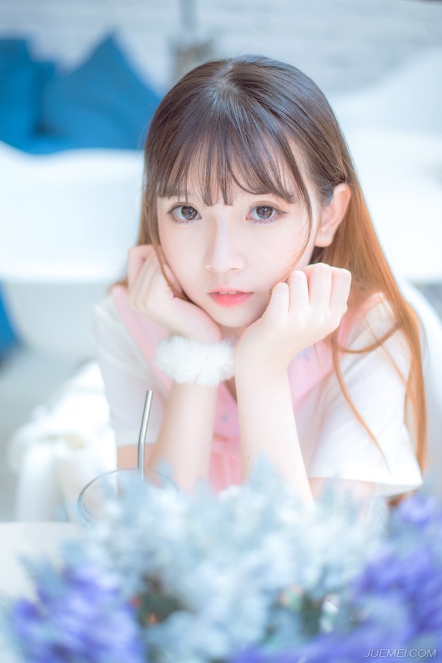 小乔没有回答，只是倔强的看向吕布。